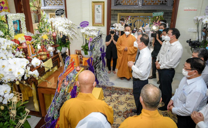 Lãnh đạo Thành ủy, các cơ quan TP.HCM, Quận ủy quận Tân Bình viếng tang cư sĩ Tống Hồ Cầm